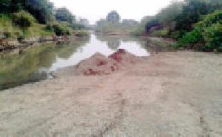 Illegal logging of sand from the river of Sur | सुर नदीच्या पात्रातून रेतीचा अवैध उपसा