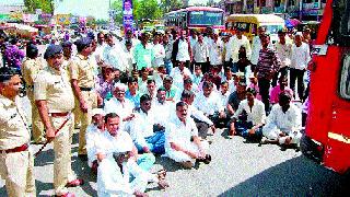 Stop the nifadala route of angry farmers | संतप्त शेतकऱ्यांचा निफाडला रास्ता रोको Stop the nifadala route of angry farmers | संतप्त शेतकऱ्यांचा निफाडला रास्ता रोको