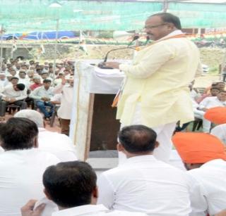 Fear of mid-term ... BJP's helplessness for power- Abdul Sattar | मध्यावधीच्या भीतीमुळे...सत्तेसाठी भाजपची लाचारी- अब्दुल सत्तार Fear of mid-term ... BJP's helplessness for power- Abdul Sattar | मध्यावधीच्या भीतीमुळे...सत्तेसाठी भाजपची लाचारी- अब्दुल सत्तार