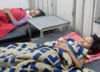Nine serious women, after eating Chandramajiti seeds | चंद्रज्योतीच्या बिया खाल्ल्याने महिलेसह नऊ गंभीर Nine serious women, after eating Chandramajiti seeds | चंद्रज्योतीच्या बिया खाल्ल्याने महिलेसह नऊ गंभीर