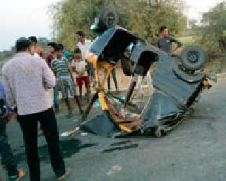 Auto turned up; Two serious | आॅटो उलटला; दोन गंभीर