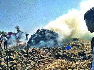 Burnt fodder in charcoal damages two lakhs | माणकेत चारा जळून दोन लाखांचे नुकसान