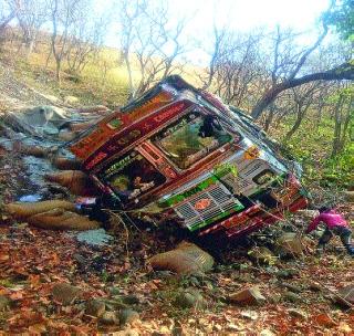 200-foot-deep collapsed truck | २00 फूट खोल दरीत कोसळला ट्रक