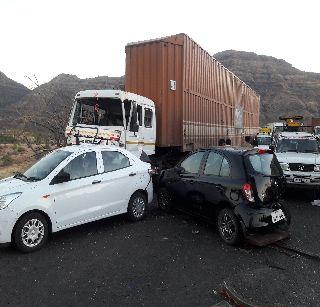 Five car's strange accident after crossing the Khambataki tunnel | खंबाटकी बोगदा ओलांडल्यावर पाच कारचा विचित्र अपघात