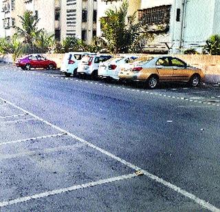 Private vehicles on the main streets | प्रमुख रस्त्यांवर खासगी वाहनांचा तळ Private vehicles on the main streets | प्रमुख रस्त्यांवर खासगी वाहनांचा तळ