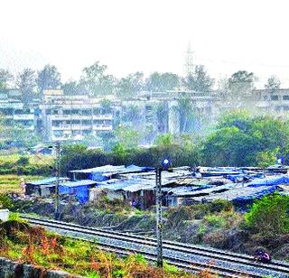 Slums and rocks | झोपडपट्टी होणार जमीनदोस्त Slums and rocks | झोपडपट्टी होणार जमीनदोस्त
