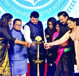 Now donates five lakhs of acid to the victims | अॅसिड पीडितांना आता पाच लाखांची मदत Now donates five lakhs of acid to the victims | अॅसिड पीडितांना आता पाच लाखांची मदत