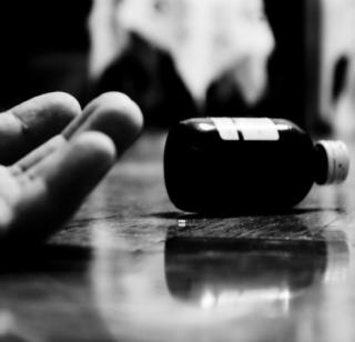 Suicide attempt due to dislocation | प्रेमभंग झाल्यामुळे आत्महत्येचा प्रयत्न Suicide attempt due to dislocation | प्रेमभंग झाल्यामुळे आत्महत्येचा प्रयत्न