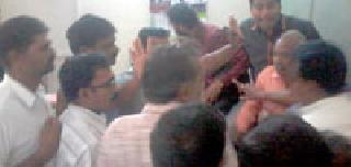 The market committee assaulted two directors | बाजार समितीच्या दोन संचालकांना मारहाण The market committee assaulted two directors | बाजार समितीच्या दोन संचालकांना मारहाण