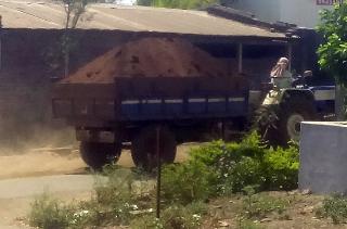 Red clay rocky villages! | लाल मातीच्या पळवापळवीने गावे रंगली !