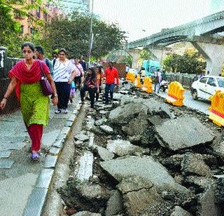 Pedestrian stroke due to digging with sidewalk pavement | नादुरुस्त फुटपाथसह खोदकामामुळे पादचारी त्रस्त