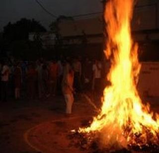 Holkar! Stay close to Holi near Bijoy! | होळकरांनो ! विझेपर्यंत होळीच्या जवळच थांबा !