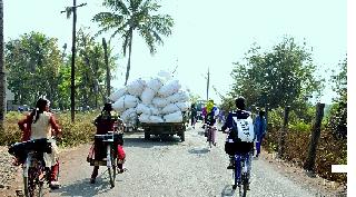 Dangerous 'overload' traffic: | धोकादायक ‘ओव्हरलोड’ वाहतूक :