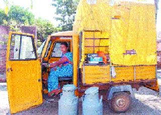 Collection of eight hundred liters of milk per day from rickety rickshaw | रोज आठशे लिटर दुधाचं रूपालीच्या रिक्षातून संकलन