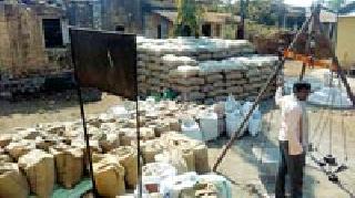 Tribal farmers left the wind | आदिवासी शेतकऱ्यांना सोडले वाऱ्यावर Tribal farmers left the wind | आदिवासी शेतकऱ्यांना सोडले वाऱ्यावर