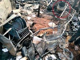 Cylinder blast; Two families open | सिलिंडरचा स्फोट; दोन कुटुंब उघड्यावर Cylinder blast; Two families open | सिलिंडरचा स्फोट; दोन कुटुंब उघड्यावर