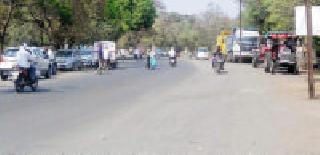 Due to heavy vehicles the road became narrow | जड वाहनांमुळे रस्ता झाला अरुंद