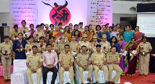 Employees, including women police officers in Nashik | नाशकात महिला पोलीस अधिकाऱ्यांसह कर्मचाऱ्यांचा सत्कार