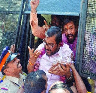 Onions and tur dal rains in the ministers' trains! | मंत्र्यांच्या गाड्यांवर कांदे अन् तूर डाळीचा वर्षाव!