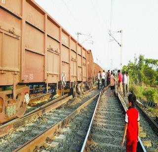 During the Safai-Vaitarna, the coaches of the truck collapsed | सफाळे-वैतरणा दरम्यान मालगाडीचे डबे घसरले