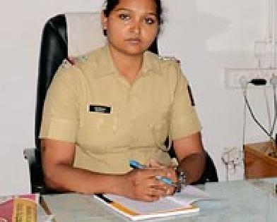 The women police commissioned the duty of the Thane Das | महिला पोलिसांनी बजावले ठाणेदाराचे कर्तव्य