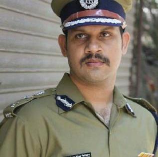 After IPS officer, the IPS officer was arrested in Nashik | पुण्यापाठोपाठ नाशिकमध्येही तोतया आयपीएस अधिकारी ताब्यात