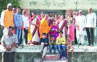 11 women's pride with two joint families | दोन एकत्र कुटुंबांसह ११ महिलांचा गौरव