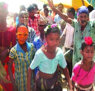 One Holi in many villages in Vikramgad taluka | विक्रमगड तालुक्यात अनेक गावी एकच होळी