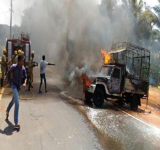 Two vehicles fire in the market for weekend | पेडण्यातील आठवडी बाजारात दोन वाहनांना आग