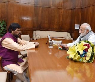 Promoting Reservation Bill in Parliament, Eighth-house Modi meets with Modi | बढतीतील आरक्षण विधेयक संसदेत मांडा, आठवलेंनी मोदींची भेट घेऊन केली मागणी