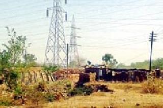 Veerbacks in Badnerre under the electricity channel | वीज वाहिनीखालीच बडनेऱ्यात वीटभट्ट्या Veerbacks in Badnerre under the electricity channel | वीज वाहिनीखालीच बडनेऱ्यात वीटभट्ट्या