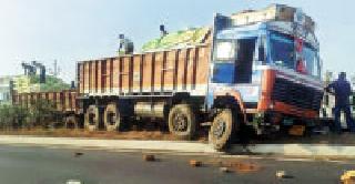 अपघातग्रस्त ट्रक :