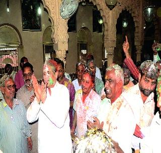 Large number of flowers in Holi temple | मोठय़ा राम मंदिरात फुलांची होळी