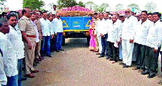 Trolley Reflector by Yeola Market Committee | येवला बाजार समितीतर्फे ट्रॉलींना रिफ्लेक्टर