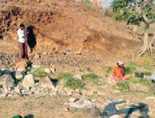 Minor mining was minced without royalty | रॉयल्टी न भरताच होते गौण खनिजांचे खनन Minor mining was minced without royalty | रॉयल्टी न भरताच होते गौण खनिजांचे खनन