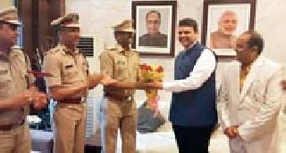 Chief Minister felicitates investigators | मुख्यमंत्र्यांच्या हस्ते तपास अधिकाऱ्यांचा सत्कार