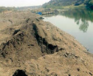 Sand Lift through Pokland from Endaura Ghat | अंतोरा घाटातून पोकलॅन्डद्वारे रेती उपसा