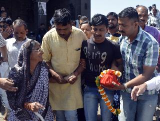 Immersion of grandmother's bones: My India great-moon chauhan | आजीच्या अस्थींचे विसर्जन : माझा भारत महान -चंदू चव्हाण