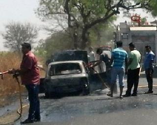 Holi car with fire on Pachora-Warkhedi road | पाचोरा-वरखेडी रोडवर आग लागून कारची होळी