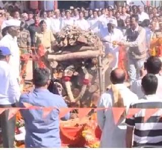 VIDEO: The last message to martyr Mahadev Tupare in military and government affairs | VIDEO: लष्करी व शासकीय इतमामात शहीद महादेव तुपारे यांना अखेरचा निरोप