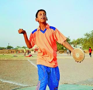 Divyaag Mohsen wants to play for the country | दिव्यांग मोहसीनला देशासाठी खेळायचेय