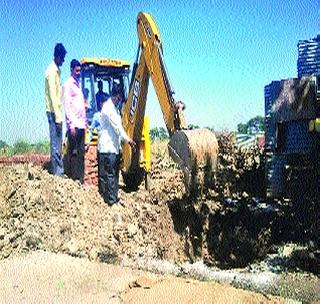 Junk free potholes for toilets | शौचालयासाठी जेसीबीद्वारे मोफत खड्डे