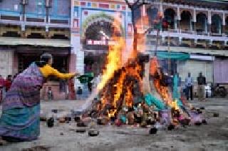 Holika combustion for fulfillment of desire ... | मनोकामना पूर्तीसाठी होलिका दहन...