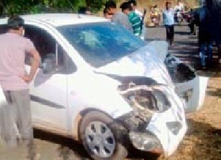 Two seriously injured in the accident | अपघातात दोन गंभीर