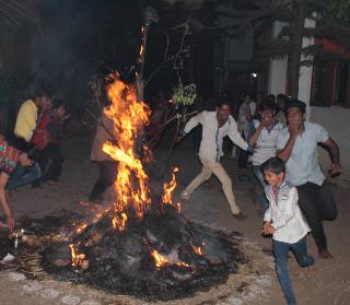 Holi celebrations organized in Kolhapur | विधायक उपक्रमांनी कोल्हापुरात होळी