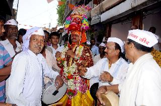 Two hundred-year tradition: Bashir Dajiba Virachi's traditional procession | दोनशे वर्षांची परंपरा : बाशिंगे दाजीबा विराची पारंपरिक मिरवणूक Two hundred-year tradition: Bashir Dajiba Virachi's traditional procession | दोनशे वर्षांची परंपरा : बाशिंगे दाजीबा विराची पारंपरिक मिरवणूक