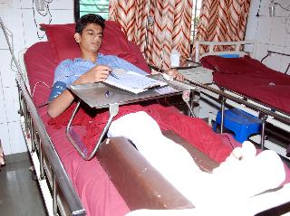 Class X std: The injured students took the examination in the hospital | इयत्ता दहावी : अपघातग्रस्त विद्यार्थ्यांने दिली रुग्णालयात परीक्षा