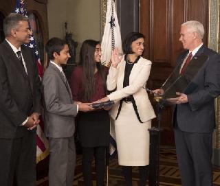 America - Seema Verma holds her hand on Bhagavad Gita | अमेरिका - सीमा वर्मा यांनी भगवदगीतेवर हात ठेवून घेतली शपथ