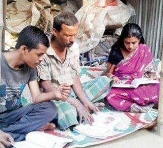 Jiddly salute! Class XII examination with the boy's parents | जिद्दीला सलाम ! मुलासोबत आई-वडिलही देतायत बारावीची परीक्षा Jiddly salute! Class XII examination with the boy's parents | जिद्दीला सलाम ! मुलासोबत आई-वडिलही देतायत बारावीची परीक्षा