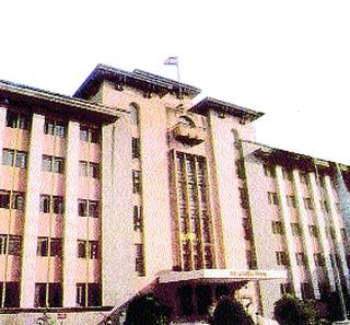 The corporator, who was emotionally disturbed while leaving the main meeting, | मुख्य सभेत निरोप घेताना भावुक झाले नगरसेवक The corporator, who was emotionally disturbed while leaving the main meeting, | मुख्य सभेत निरोप घेताना भावुक झाले नगरसेवक